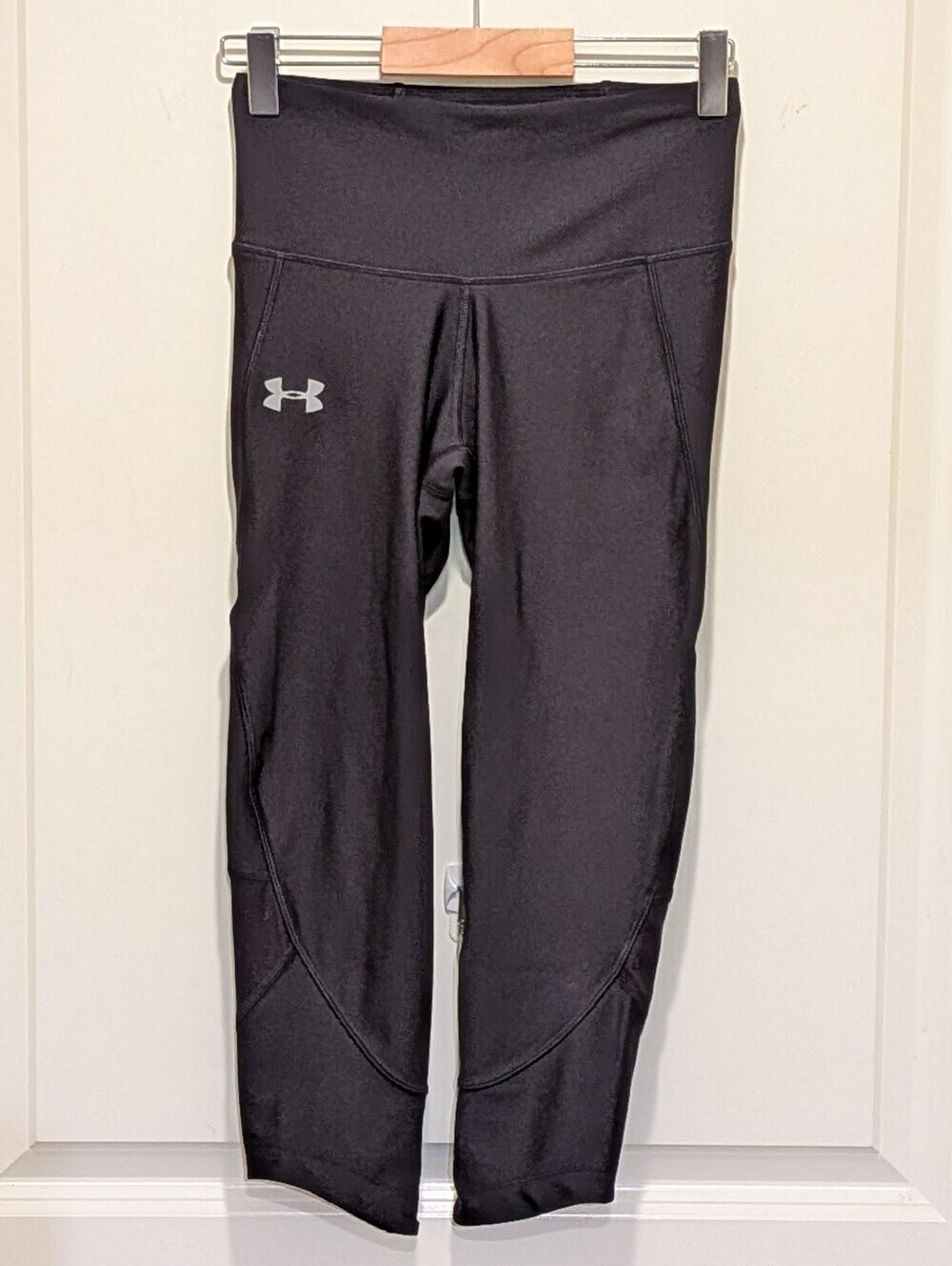 EUC Under Armour XS Black Capri Length Heatgear Compression Leggings